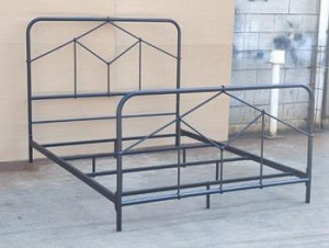 Nashburg Queen Metal Bed