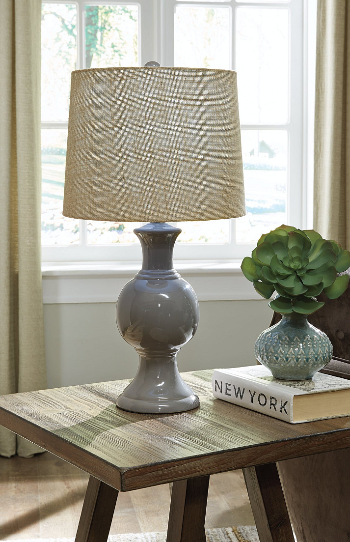Magdalia Ceramic Table Lamp (1/CN)